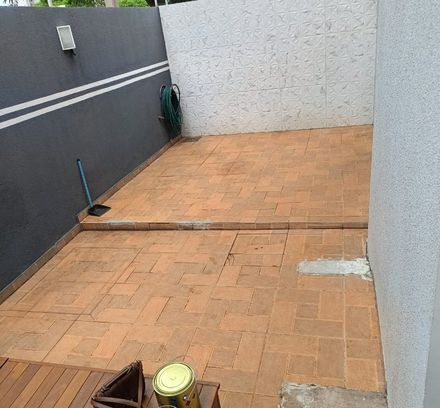 área de fundo com piso cerâmico antigo entre dois muros, antes da instalação