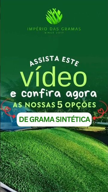 Gramado sintético em canteiro inclinado ao lado de via, em dia claro